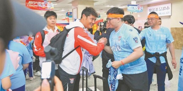 500万网彩票-燃情东北超 魅力黑龙江 归来整装再争锋 百名鸡西球迷欢迎“远征队”回家|鸡西市|黑龙江省|球员|站台|围巾_新浪体育_新浪新闻