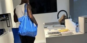 500彩票网官方-白背心短裤白袜拖鞋，拉什福德被拍到现身宜家，选购新公寓家具