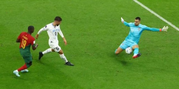 500万彩票网-C罗笑称：我碰到了球 B费承认：原以为首球是C罗的