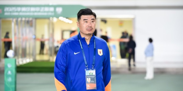 望岳新闻：泰山赴深航班两度取消 队员分批抵达凌晨方至