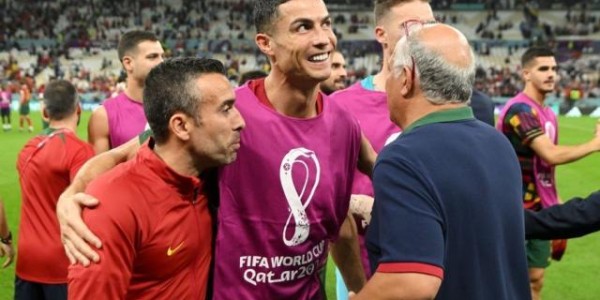 500万彩票网-C罗笑称：我碰到了球 B费承认：原以为首球是C罗的